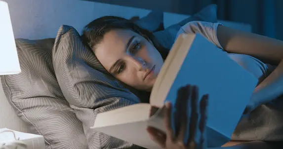 15 Benefits of Reading Before Bed